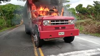 Incendian camión