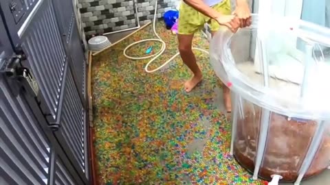 Giant Orbeez and a Water Balloon experiment [Funny video]
