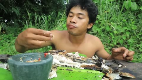 How to Thrive in the Wild: Catching Fish with Ingenious Bamboo Techniques"