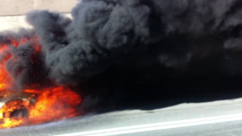 Une voiture en feu devant le tunnel