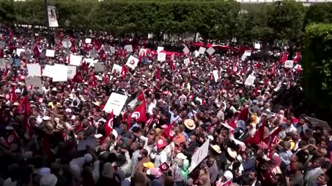 Thousands protest against Tunisian president