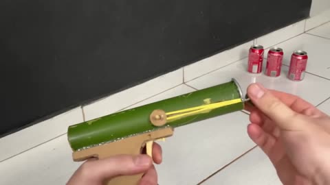 Cómo hacer una pistola de cartón y bambú que dispare