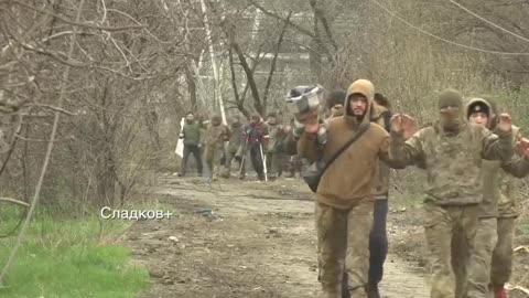 Zajatých ukrajinských vojáků námořní pěchoty v Mariupolu stále přibývá