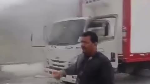 Truck Driver Escapes Fiery Attack by Motorcycle Arsonists in Guayaquil Ecuador!