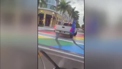 Un vandalo in Florida a Miami aveva danneggiato un murales con la bandiera arcobaleno LGBTQ🏳️‍🌈 fatto sulle strisce pedonali che aveva lo scopo di commemorare il Pride Month dei sodomiti LGBTQ🏳️‍🌈