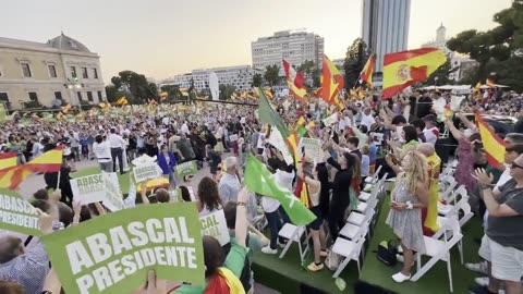 Plaza Colón de Madrid recibe en pie al candidato Santiago Abascal Conde (VOX)