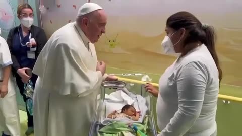 Papst Franziskus tauft im Gemelli-Krankenhaus den kleinen Miguel Angel