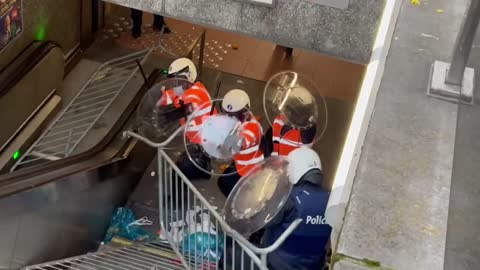 Bruxelles :Des policiers isolés visés par des projectiles sont obligés de se réfugier dans le métro