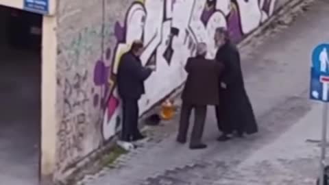 Ιερέας δέρνει ηλικιωμένο σε δρόμο της Κοζάνης
