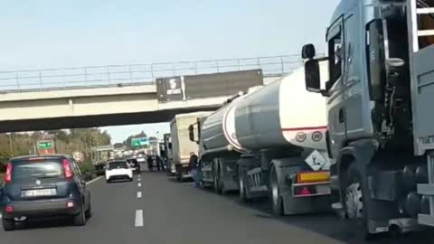 Italy, truckers and farmers protest for the 25% increase in gasoline