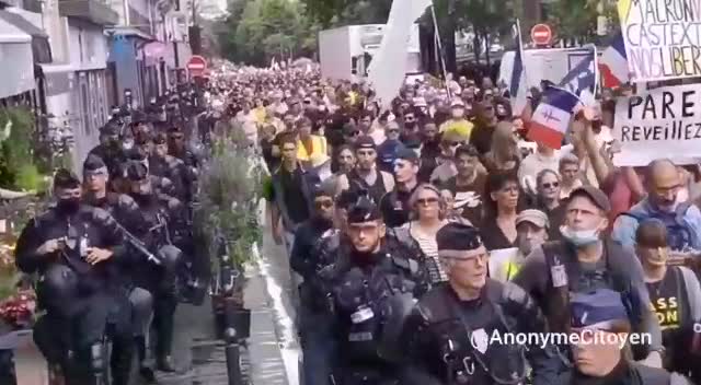 31/07/2021 FRANCIA E ITALIA. - LA POLIZIA MARCIA CON I MANIFESTANTI