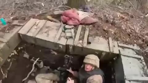 Russian soldiers tries to take two Ukrainians prisoners, they refuse to disarm