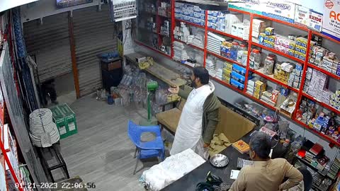 Robbery at a spare part shop with bad luck.