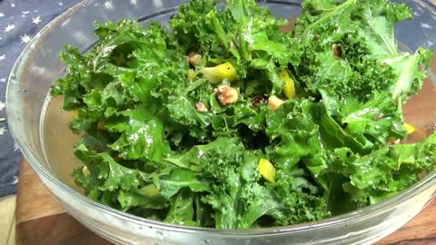 Fresh Kale Salad in 10 min. (Raw food)