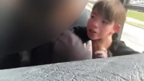 Αγόρι «στραγγαλίστηκε» από κορίτσι σε σχολικό λεωφορείο