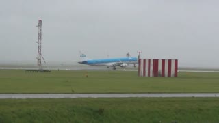 Pilots Perform Hair-Raising Landings In Strong Winds