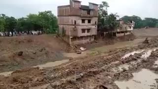 Dramatic video of a three-story building collapsin in India