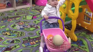 Дочка катает куклу на коляске