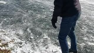 Tante filmt ome Kees op de schaatsen en schatert het uit van het lachen