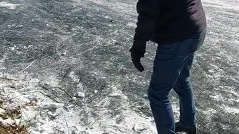 Tante filmt ome Kees op de schaatsen en schatert het uit van het lachen