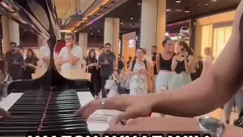 A violinist appear on the escalators 😱🎻