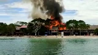 Incendio de cabañas en Playa Blanca