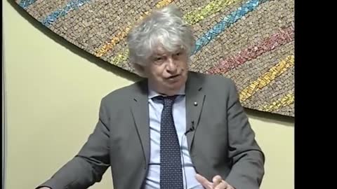 Prof. Umberto Tirelli - Scappa a domanda di giornalista che lo sbugiarda sul vaccino anticovid.