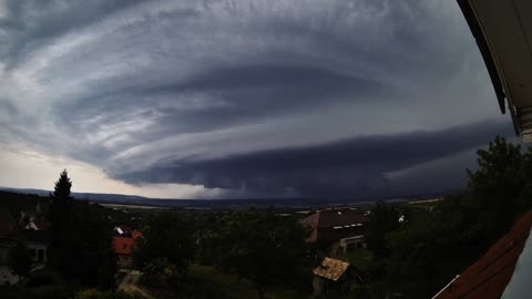 Intense Time Lapse Footage Of Supercell Storm In Hungary