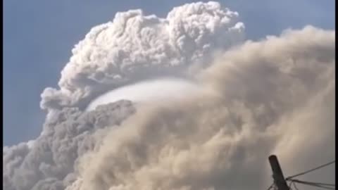 Momento que o vulcão entra em erupção no Caribe