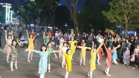 dancing kiz in Vietnam