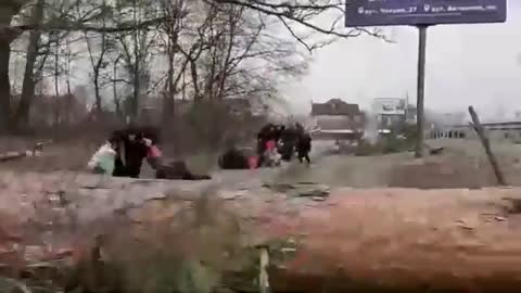 Residents and reporters run from heavy shelling in Irpin_ Ukraine