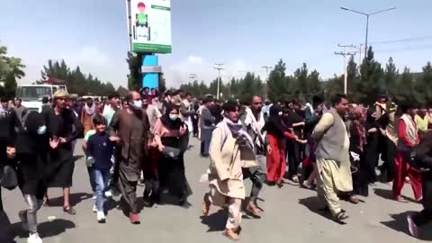 Les Afghans inondent toujours l'aéroport de Kaboul