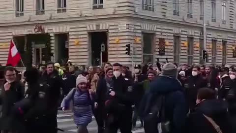 Des policiers marchent avec le peuple contre les restrictions sanitaires.....