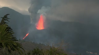 Impresionante velocidad de la lava y desborde del canal lávico