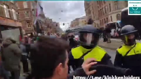 Veteraner danner en linje mellem politi og demonstranter i Amsterdam