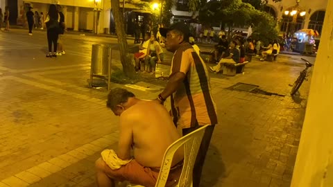 Video: Controversia por masajes nocturnos en la Torre del Reloj a turista