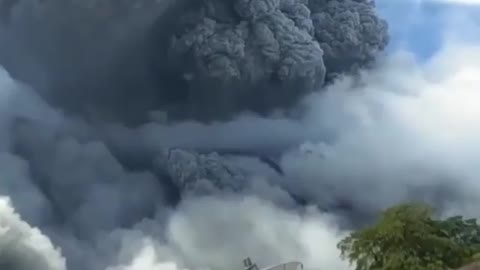 Volcanic eruption in northern Indonesia !