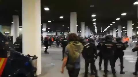Policía Nacional recupera el Aeropuerto El Prat Barcelona invadido por los CDR (2)