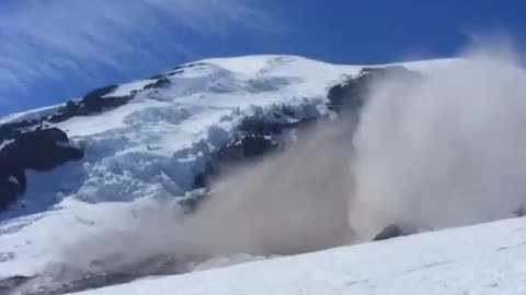 Huge rockfall on Mount Rainier