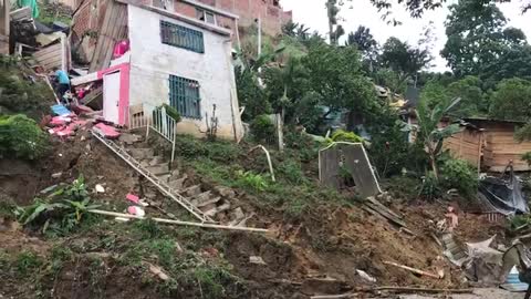 Ordenan evacuación de 13 viviendas tras deslizamiento en la Transversal Oriental de Floridablanca