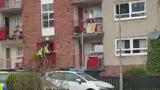 Elvis impersonator sings karaoke from his balcony