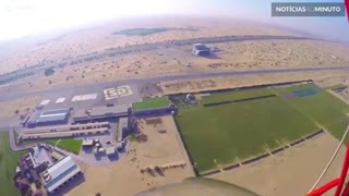 Paraquedista salta de planador em Dubai