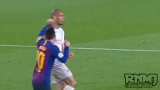 Lionel Messi PUNCHING Fabinho