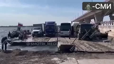 Die Besatzer bauten das Bauwerk aus Lastkähnen neben der Antoniw-Brücke in Cherson. Persönlich prä