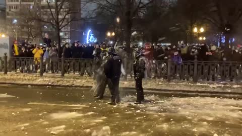 🚨 A crowd in Russia throwing snowballs at Police...