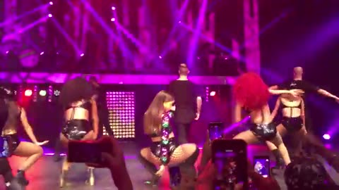 Anitta Show - Funky Brazilian Vibes: Women Heat Up the Dance Floor with Funky Moves