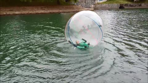 Burbuja de agua gigante permite rodar sobre el agua