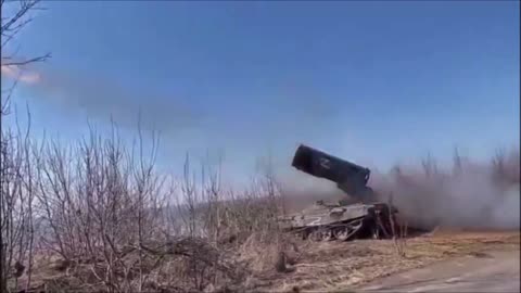 Russians Use 21 Rocket Ancestor TOS-1A 220mm MLRS In 6 Seconds!!
