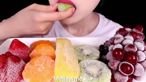 ASMR FROZEN FRUITS 얼린과일 STRAWBERRY, GRAPE, KIWI, PINEAPPLE, BLACKBERRY etc. EATING SOUNDS MUKBANG 먹방