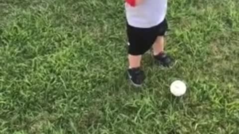 Toddler hilariously struggles to pick up three balls at once
